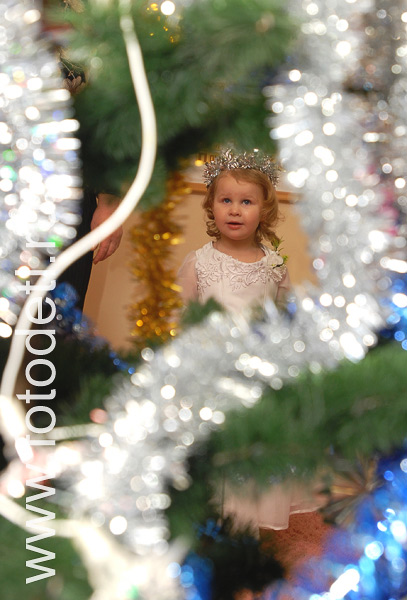 Фото детей на праздниках. Ребёнок. сфотографированный сквозь новогоднюю ёлочку.