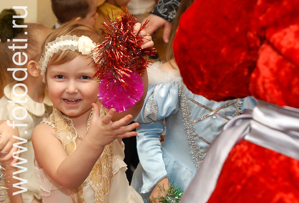 Фотогалерея детских праздников. Портрет ребёнка в карнавальном костюме с волшебным мешочком.