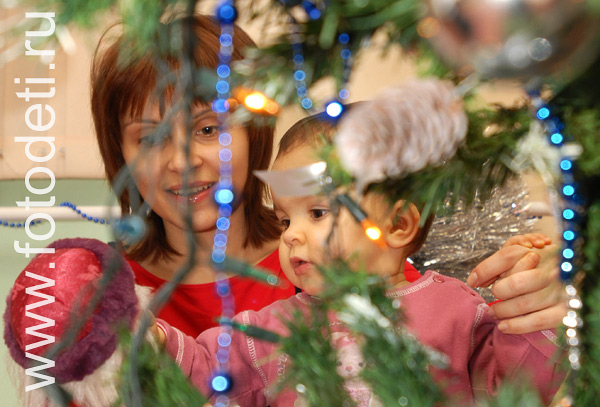 Фотографии детских праздников. Мама с малышом у новогодней ёлочки.