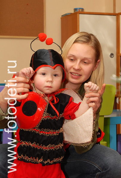 Фотогалерея детских праздников. Малыш в карнавальном костюме пчелки.