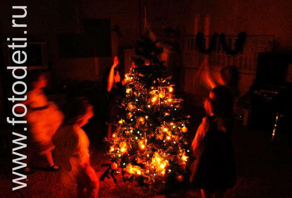 Позитивные фотографии с детьми: Хоровод вокруг ёлки, светящейся в темноте огнями.