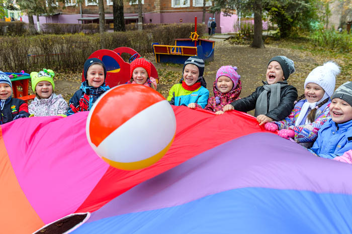 Фотоигры с мячом и парашютом в детском саду
