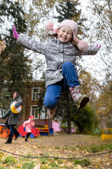 Прыжки во время фотосессий на детской площадке