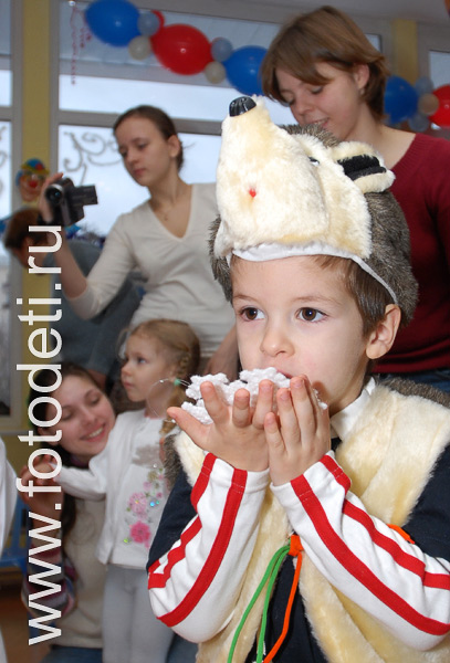 Фотогалерея детских праздников в разделе «Фото детей». Детский карнавальный костюм ёжика.