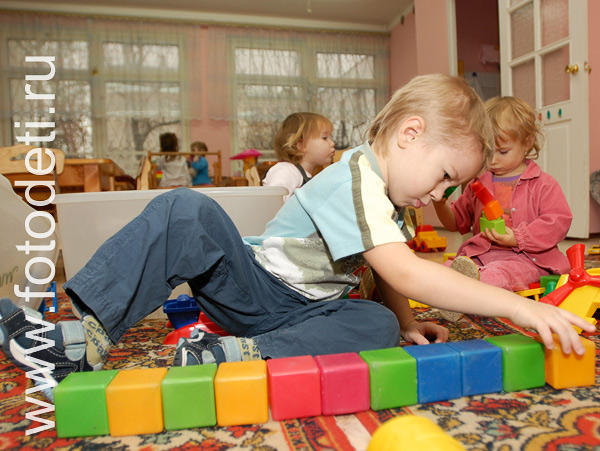Фото детей в игре: Паровозик из кубиков.