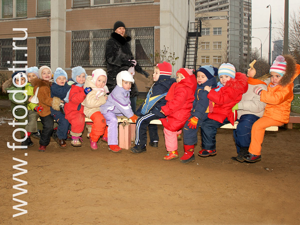 Фото детей в игре: Дети на качелях.