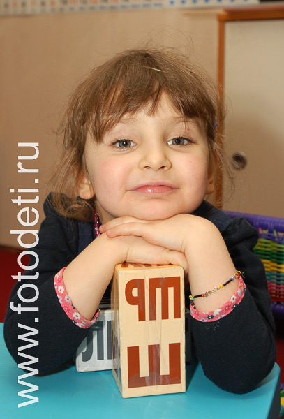 Фотографии детей в галере сайта фотодети.ру. Девочка с кубиками Зайцева.