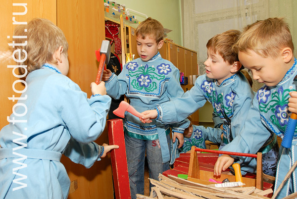 Фото детей в игре: Жанр фольклора.
