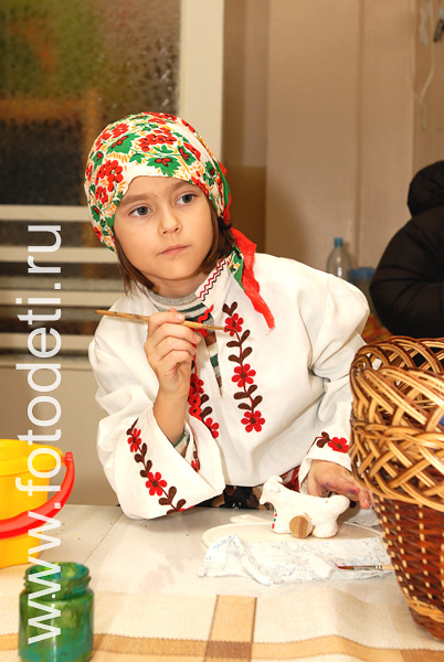 Фото детей в игре: Роспись в русских стилях.