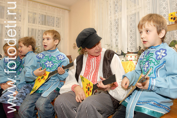 Фото детей в игре: Концерт юных балалаечником.