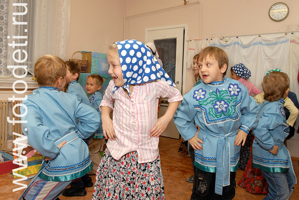 Фото детей в игре: Народные танцы.