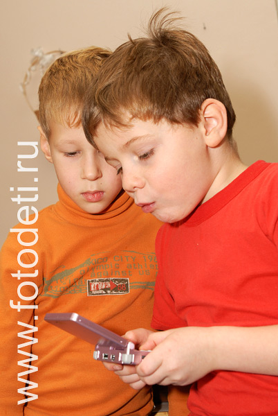 Фото детей в игре: Ребёнок играет с электронной игрушкой.