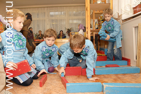 Фото детей в игре: Игры на праздновании масленицы.