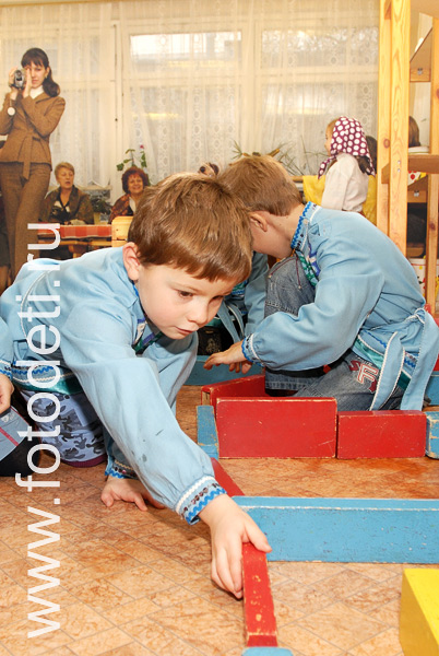 Фото детей в игре: Игры на масленице.