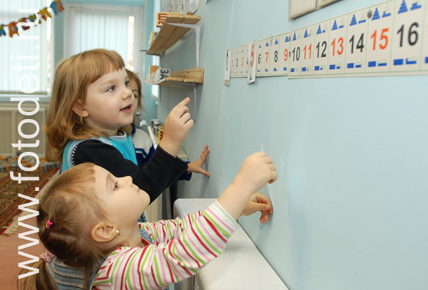 На фото дети в процессе обучения: Числовая лента Зайцева.