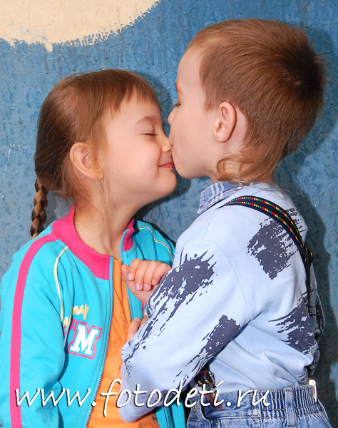 Фотография с детьми: Брат нежно целует сестру в носик.