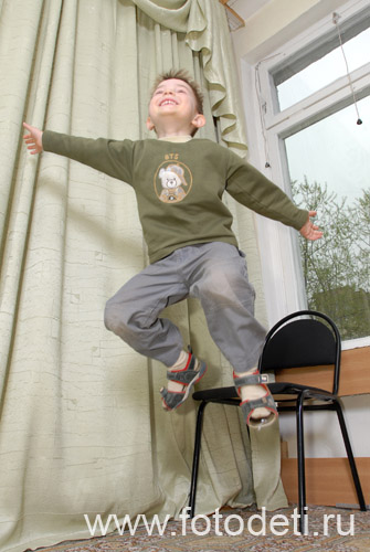 Фотографии детей в галере сайта fotodeti.ru / Дети совершают высокие прыжки.