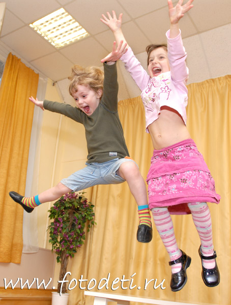 Фото из архива детского фотографа Игоря Губарева. Дети высоко прыгают от радости.
