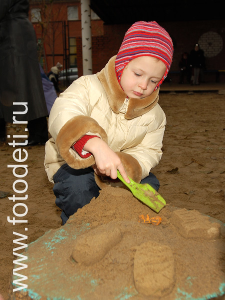 Фото детей в игре: Игры с песком.