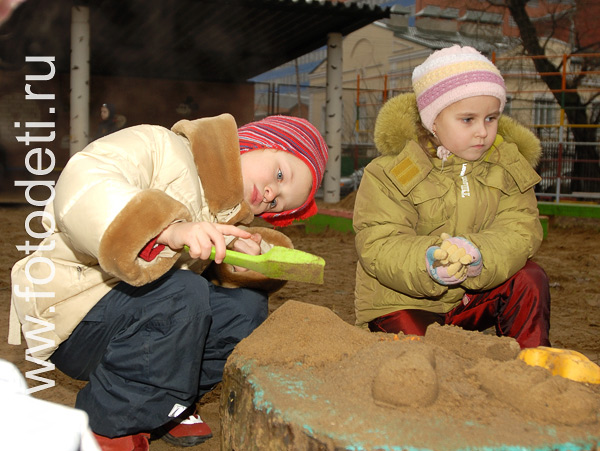 Фото детей в игре: Фотография игры с песком в детском саду.