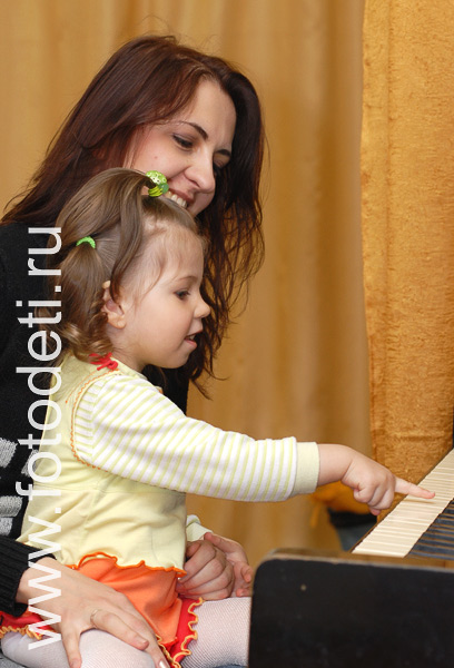 Детские творческие студии. Девочка играет на пианино.