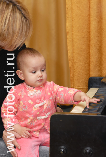 Детское творчество. Малыш играет на пианино.