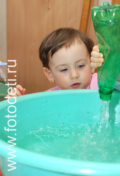 На фото дети учатся. Научное экспериментирование для малышей, изучаем свойства воды.