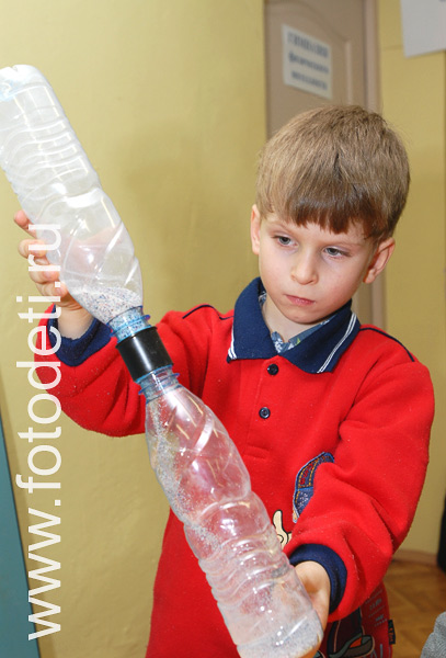 На фото дети в процессе обучения: Делаем песочные часы из пластмассовых бутылок.