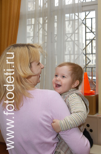 Детская социализация в процессе общения. На фото малыш взаимодействует со своей мамой.