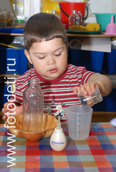 На фото дети в процессе обучения: Учим детей переливать воду из разных сосудов.