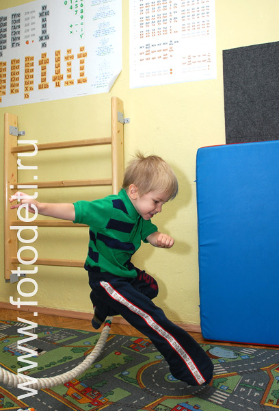 Дети занимаются физкультурой и спортом. Самые весёлые картинки деток, полученные во время физкультминуток.