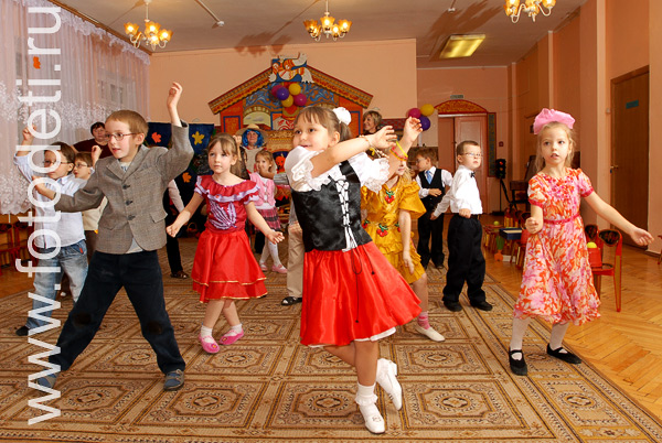 Фото детей на праздниках. Большие танцевальные постановки в детском саду.