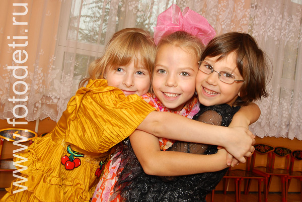 Фотографии детей из архива детского фотографа. Три подружки в детском саду.