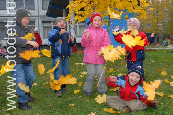Фотографии детей в авторском фотобанке. Фотография салюта из осенних листьев.
