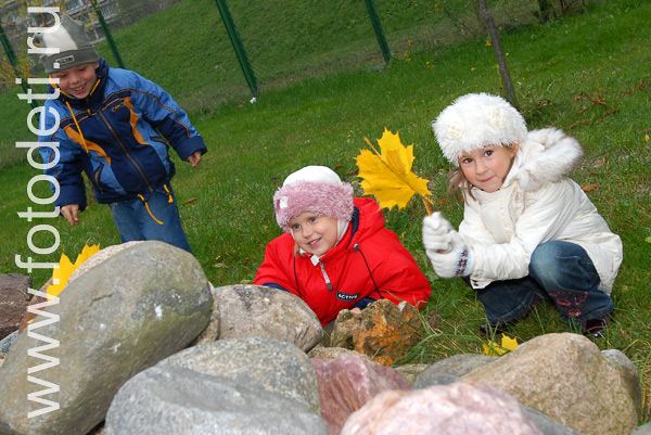 Фото детей в игре: Дети с осенними листьями.