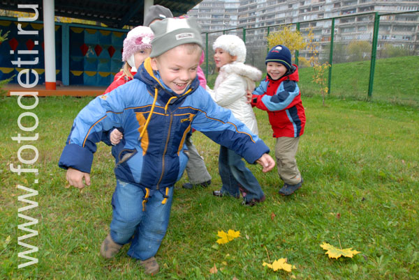 Фотографии детей. Подвижные весёлые игры на детской площадке.