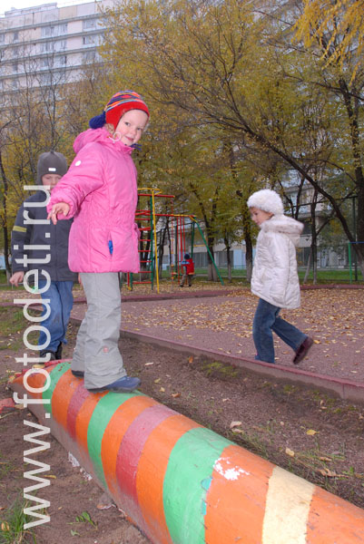 Фото детей в игре: Развитие чувства равновесия.