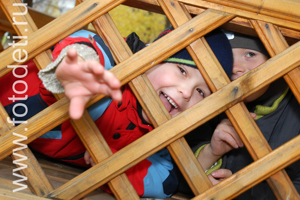 Фотографии детей на авторском сайте детского фотографа. Игра в прятки на детской площадке.