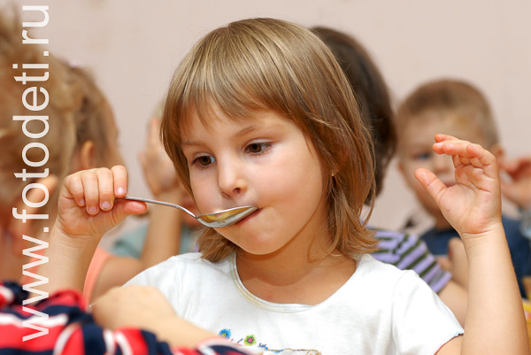 Раннее развитие детей. Эмоции детей во время еды, обеда.