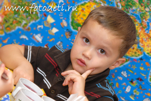 Фотографии детей в галере сайта фотодети.ру. Задумчивый мальчик у географической карты.