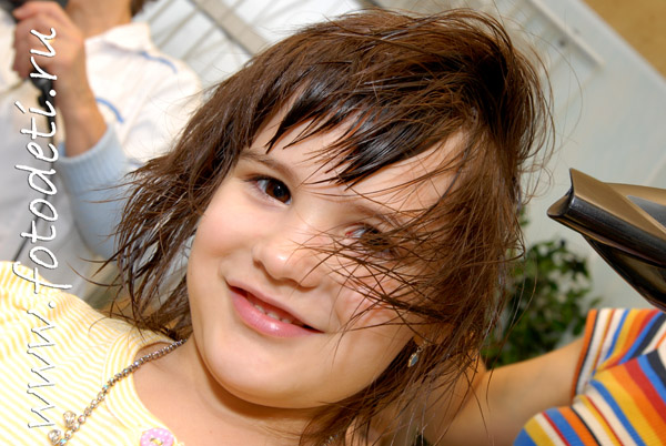Фотографии детей. Сушка волос феном.