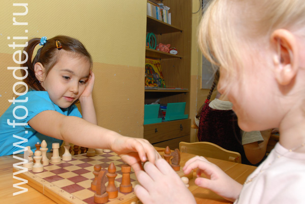 Дети занимаются физкультурой и спортом. Дошкольники обучаются игре в шахматы.