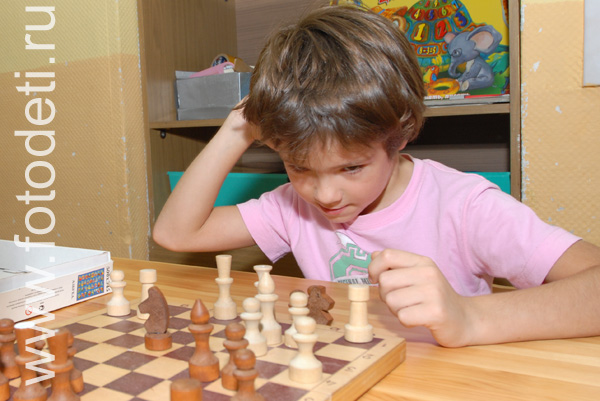 Физическое развитие детей. Мальчик обдумывает шахматный ход.
