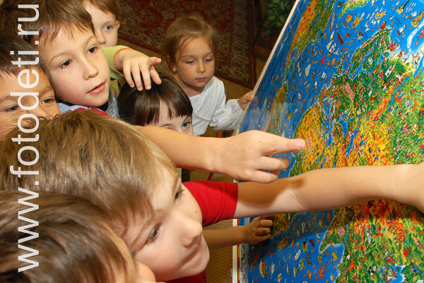 На фото дети в процессе обучения: Развивающие занятия по географии.
