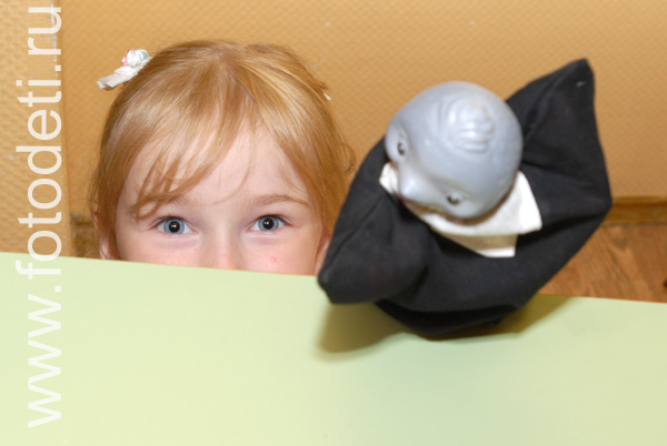 Фотографии детей из архива детского фотографа. Ребёнок с куклой-перчаткой разыгрывает сказочного персонажа.