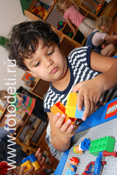 Фотография играющих детей: Увлекательное lego-конструирование.