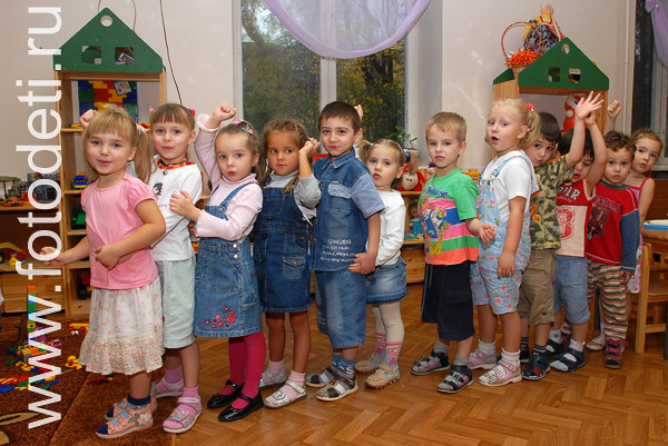 На фотографиях дети в процессе общения. tu-tu ru.