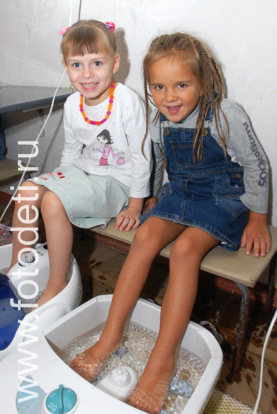 Дети на развивающих занятиях: Прибор для гидромассажа ног.