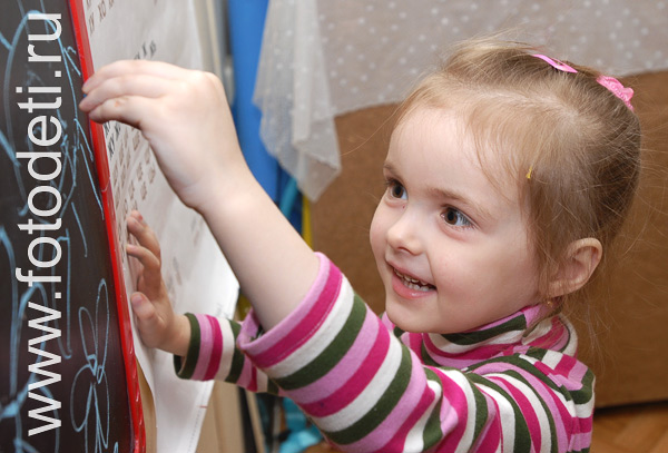 Фотографии детей в галере сайта fotodeti.ru / Ребёнок рисует мелом на доске.