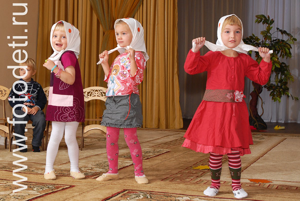 Фотографии детей на праздниках. Танец маленьких девочек в платочках.